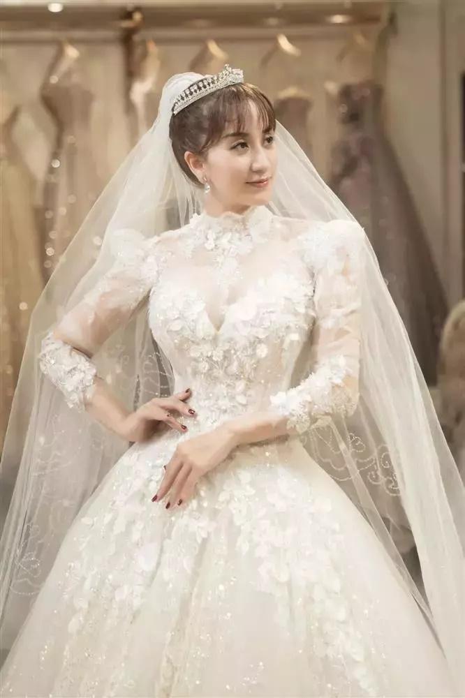 Khánh Thi diện váy cưới 20kg trong hôn lễ với Phan Hiển, lộ diện một khách mời đặc biệt - ảnh 21