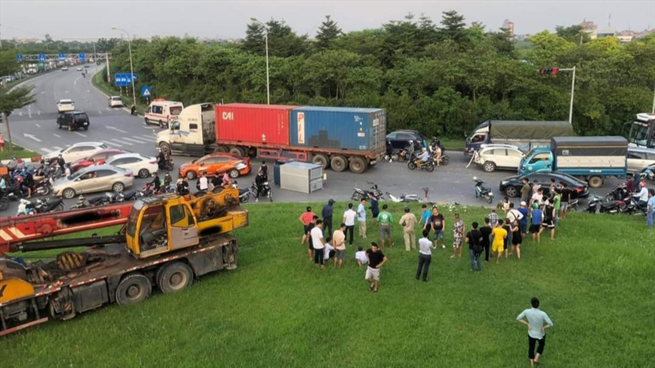 Hà Nội: Xe tải cẩu gây tai nạn liên hoàn làm 2 người thương vong - ảnh 1