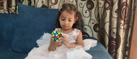 Cô bé 3 tuổi trở thành người nhỏ tuổi nhất thế giới giải khối rubic - ảnh 2