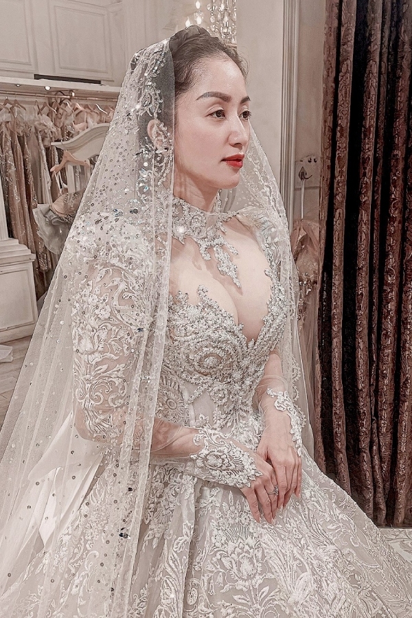 Khánh Thi diện váy cưới 20kg trong hôn lễ với Phan Hiển, lộ diện một khách mời đặc biệt - ảnh 5