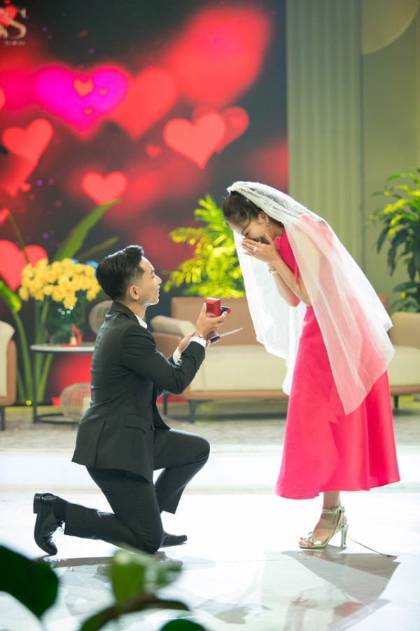 Khánh Thi diện váy cưới 20kg trong hôn lễ với Phan Hiển, lộ diện một khách mời đặc biệt - ảnh 13