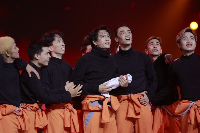 Denis Đặng bị xé áo trên sân khấu, lộ 8 múi ’siêu thực’ khiến Minh Hằng, Hari Won bấn loạn - ảnh 20