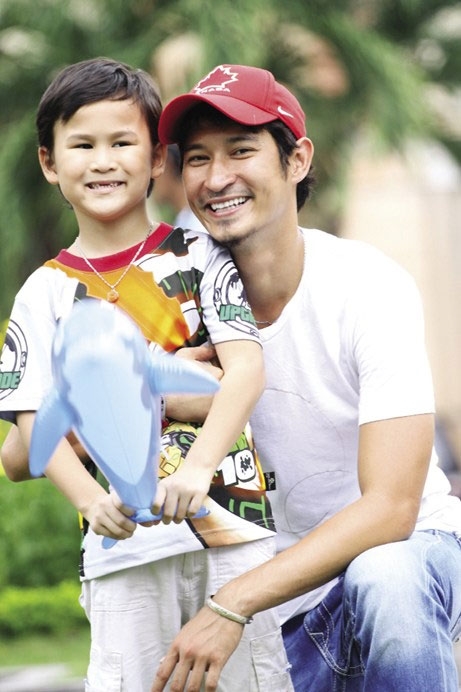 Con trai Huy Khánh: Vóc dáng 1m80 nổi bật, cao vượt mặt ba - ảnh 15
