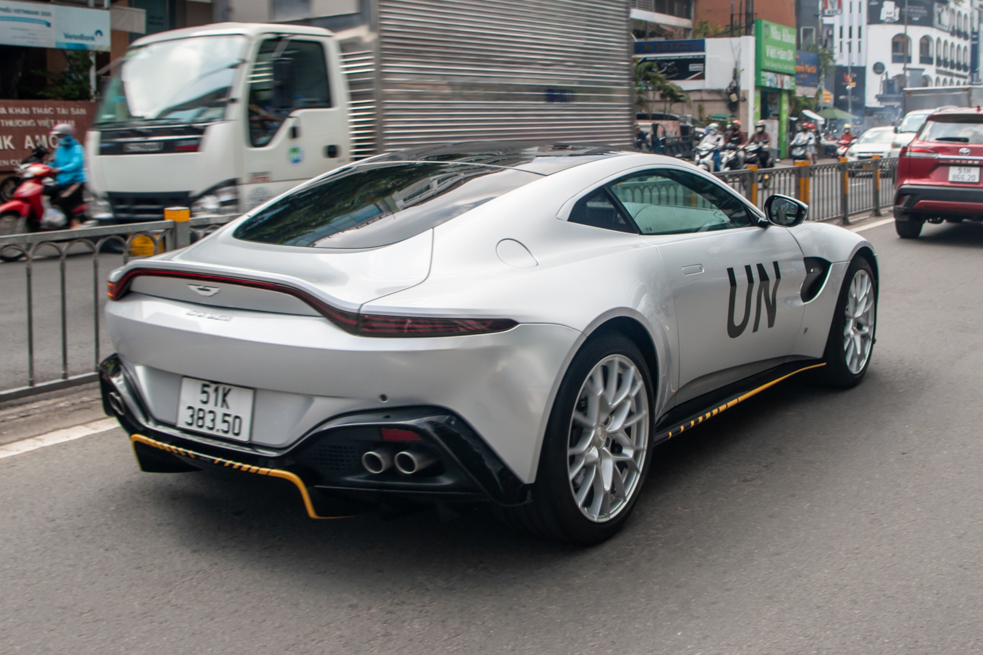 Aston Martin Vantage phiên bản 007 lần đầu lăn bánh tại Việt Nam - ảnh 14