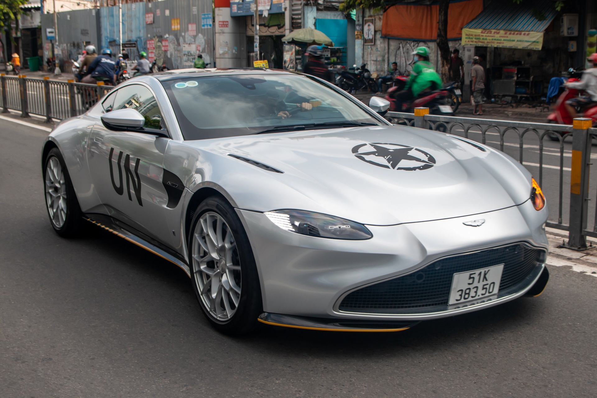 Aston Martin Vantage phiên bản 007 lần đầu lăn bánh tại Việt Nam - ảnh 1