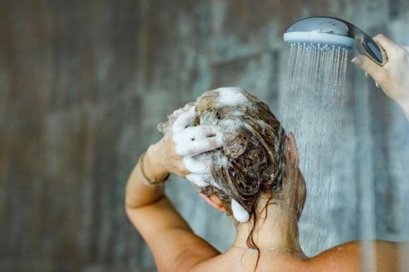 6 cách để bảo vệ tóc khỏi tác hại của nhiệt, tránh xơ rối, chẻ ngọn - ảnh 3