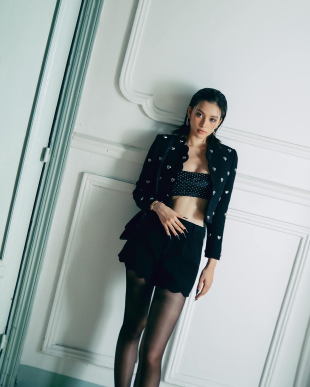 Hoa hậu Tiểu Vy đẹp cuốn hút với sắc đen huyền bí - ảnh 4