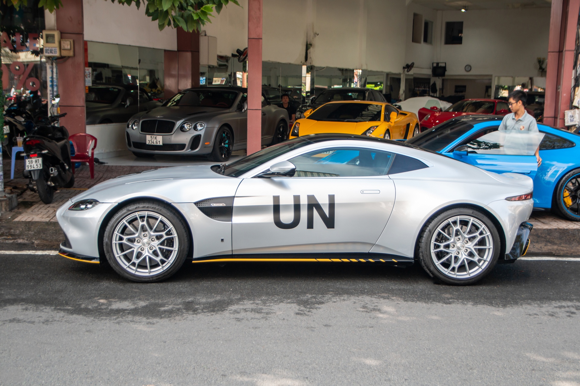 Aston Martin Vantage phiên bản 007 lần đầu lăn bánh tại Việt Nam - ảnh 13