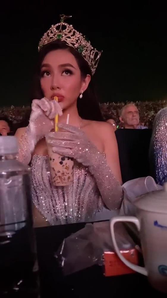 Miss World, Miss Universe, Thùy Tiên tự 'xô hình tượng' vì trà sữa - ảnh 1