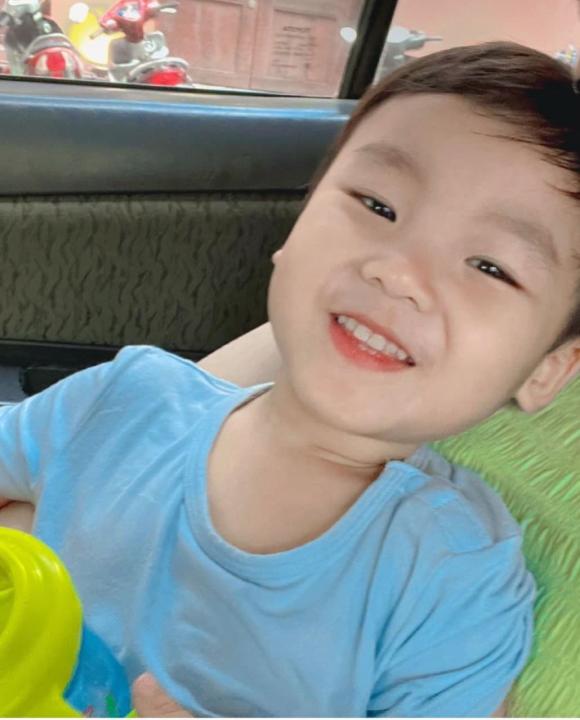 Đây là con trai Hòa Minzy khi đi học và về nhà: Vẫn luôn tươi như hoa, còn nhí nhố nháy mắt chụp ảnh siêu yêu - ảnh 2