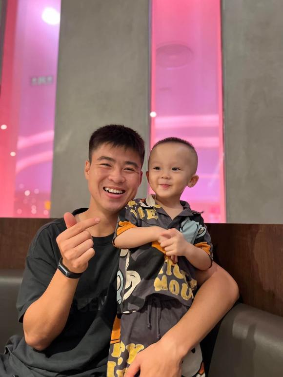 Trung vệ Duy Mạnh tổ chức sinh nhật cho con trai, Đình Trọng nhắn: ''Con hãy cố gắng tiêu hết tiền của bố mẹ nha'' - ảnh 8