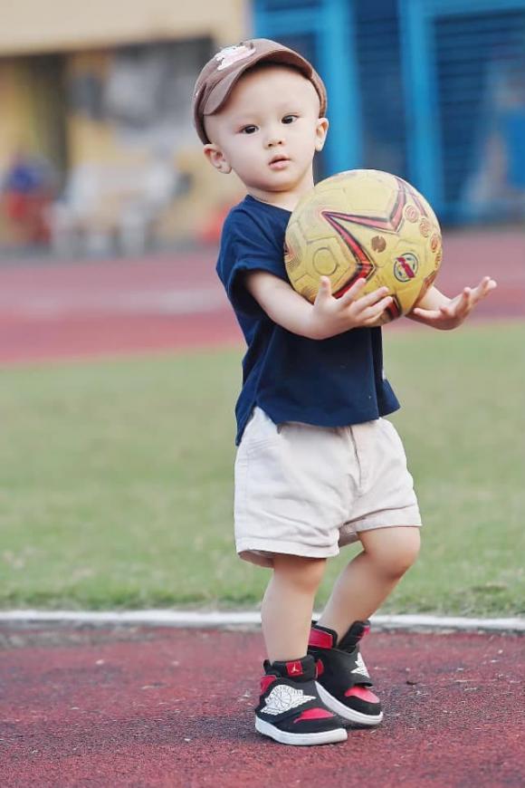 Trung vệ Duy Mạnh tổ chức sinh nhật cho con trai, Đình Trọng nhắn: ''Con hãy cố gắng tiêu hết tiền của bố mẹ nha'' - ảnh 7