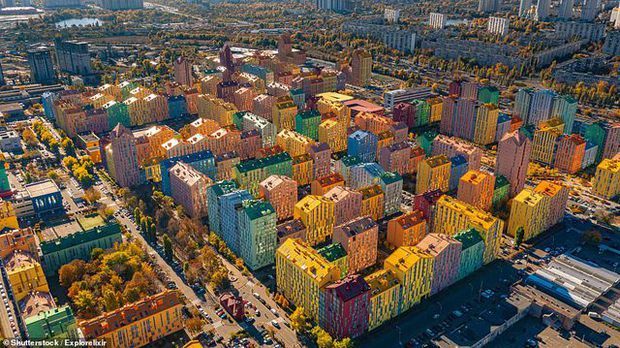 Thị trấn Lego siêu độc lạ sặc sỡ sắc màu, bước vào có cảm giác lạc vào thế giới đồ chơi khổng lồ - ảnh 2