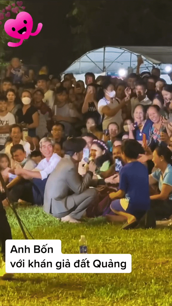 Hoài Linh đi chân trần, ngồi ''chồm hổm'' bắt tay cùng khán giả, nhưng netizen lại không ưng ý lắm! - ảnh 2