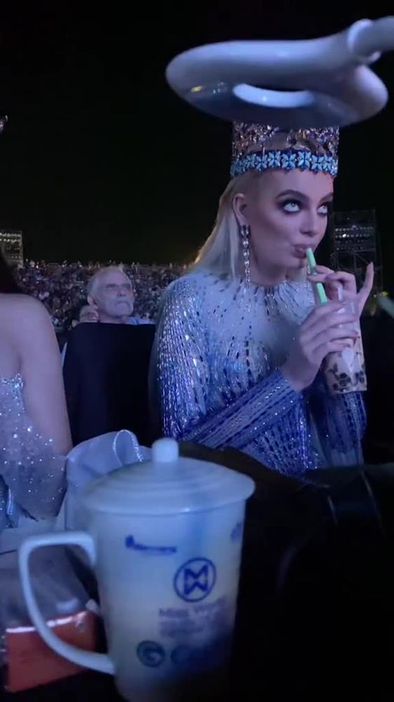 Miss World, Miss Universe, Thùy Tiên tự 'xô hình tượng' vì trà sữa - ảnh 2