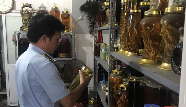 Quản lý thị trường Hà Nội tạm giữ gần 650 lít rượu không rõ nguồn gốc - ảnh 1