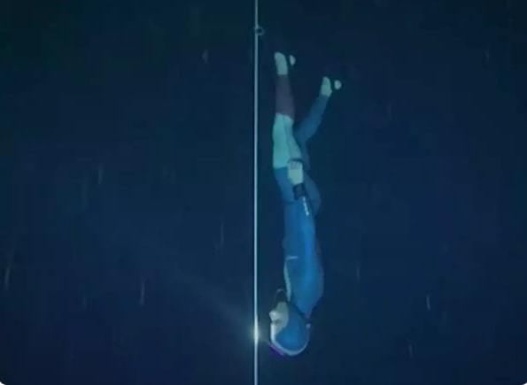 Thợ lặn Pháp lao xuống độ sâu 120 mét phá vỡ kỷ lục thế giới - ảnh 1