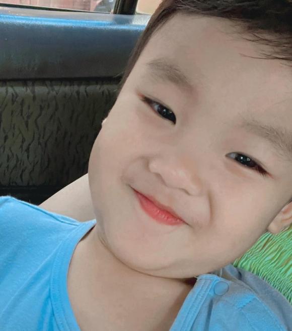 Đây là con trai Hòa Minzy khi đi học và về nhà: Vẫn luôn tươi như hoa, còn nhí nhố nháy mắt chụp ảnh siêu yêu - ảnh 3