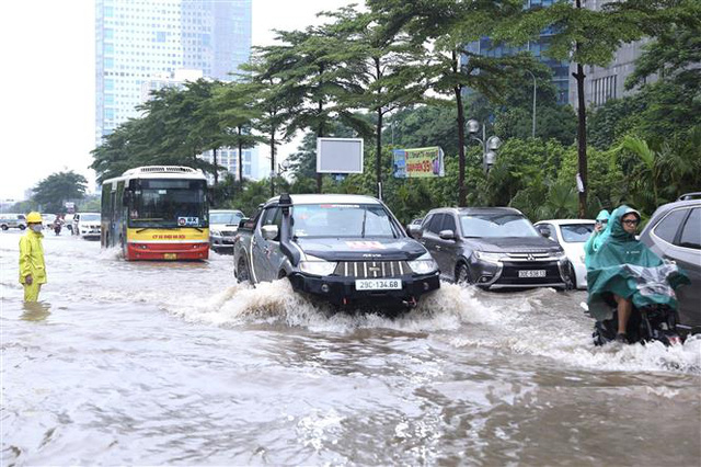 Cần lưu ý gì khi lái ô tô trong trời mưa ngập? - ảnh 1