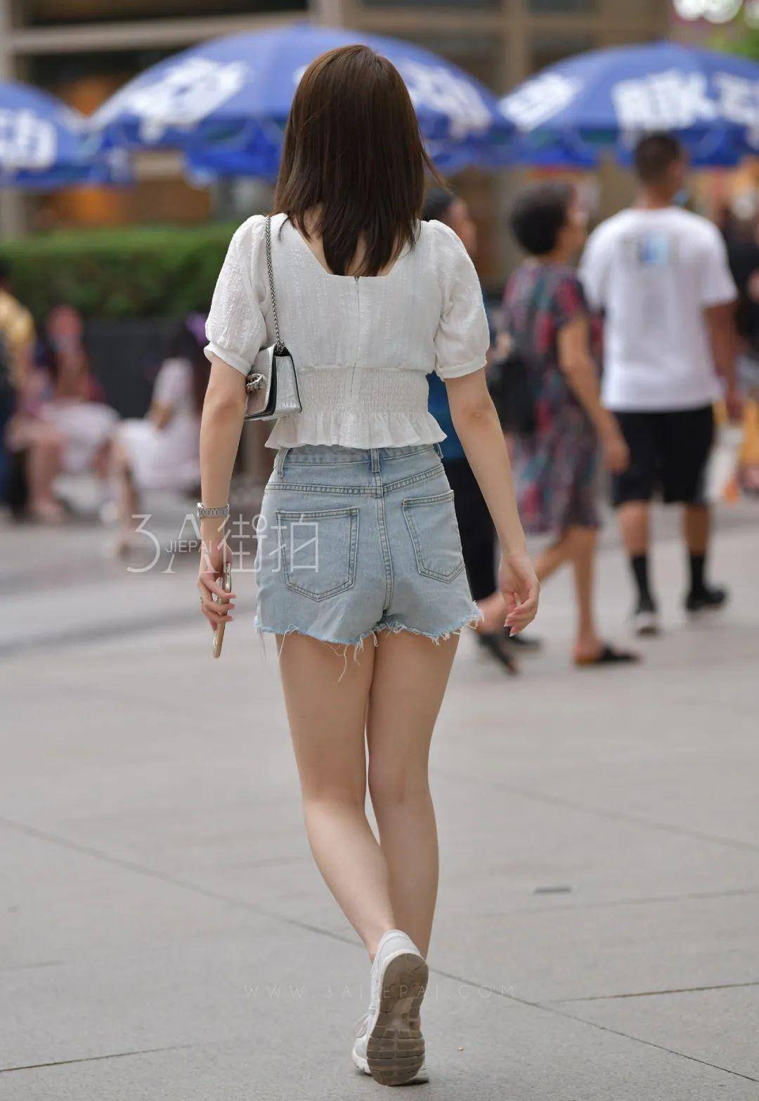 Người đẹp Trung Quốc diện quần ôm xuống phố, không nhìn thấy mặt cũng nổi bật - ảnh 4
