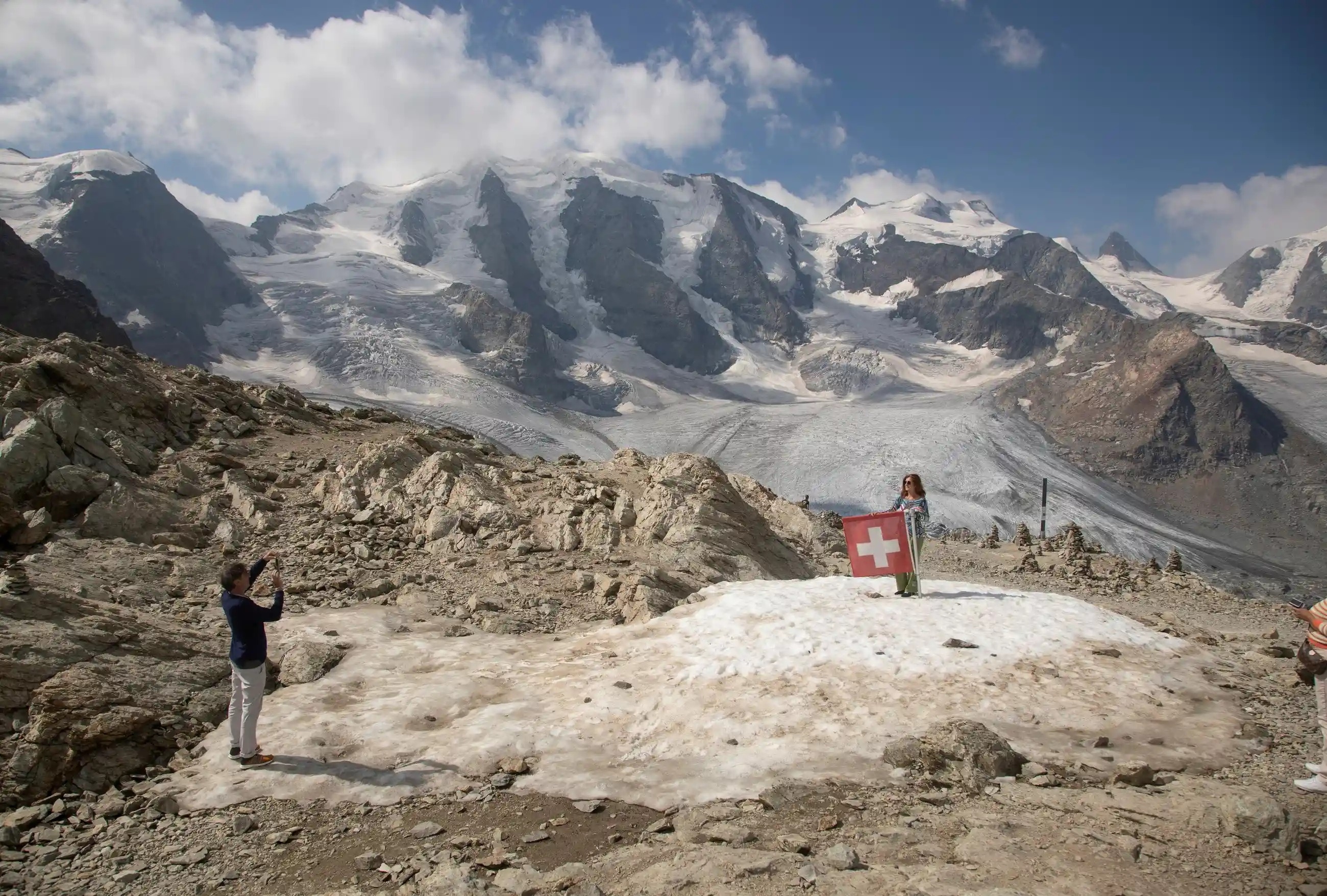 Băng trên đỉnh Alps biến mất, nhiều hài cốt người và xác máy bay lộ ra - ảnh 4
