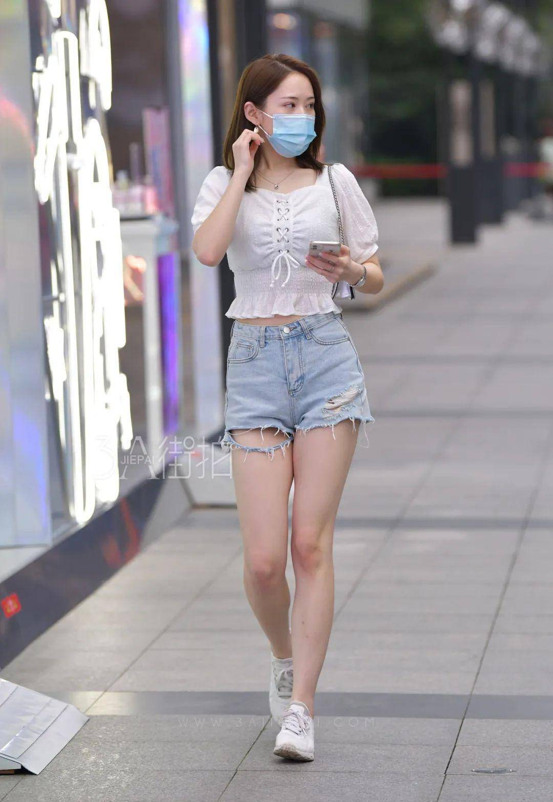 Người đẹp Trung Quốc diện quần ôm xuống phố, không nhìn thấy mặt cũng nổi bật - ảnh 3