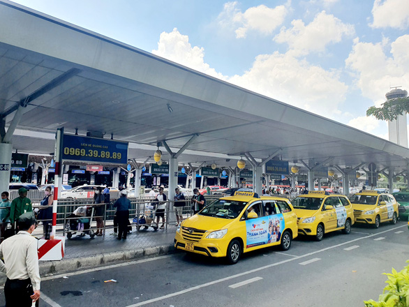 Tân Sơn Nhất mạnh tay xử lý taxi, xe công nghệ hét giá ''trời ơi'' với khách - ảnh 1