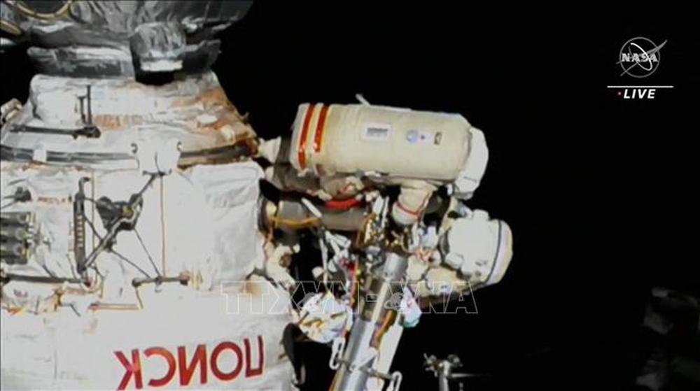 Phi hành gia Nga kết thúc sớm chuyến đi bộ ngoài không gian do trục trặc kỹ thuật - ảnh 1