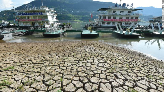Trung Quốc ‘thay trời làm mưa’ khi sông dài nhất châu Á trơ đáy - ảnh 1