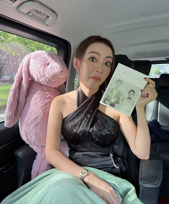 1.001 biểu cảm của sao Việt khi check-in với thiệp cưới Diệu Nhi – Anh Tú - ảnh 4
