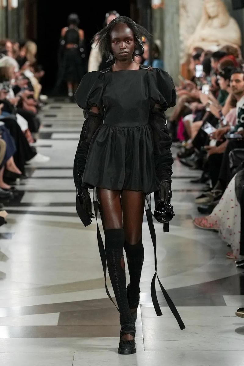 Simone Rocha gây chấn động Tuần lễ thời trang London với thiết kế lộng lẫy - ảnh 8