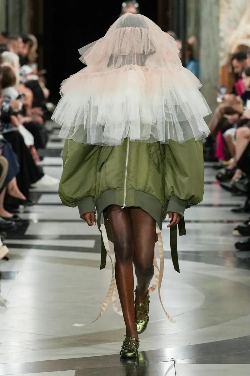 Simone Rocha gây chấn động Tuần lễ thời trang London với thiết kế lộng lẫy - ảnh 2