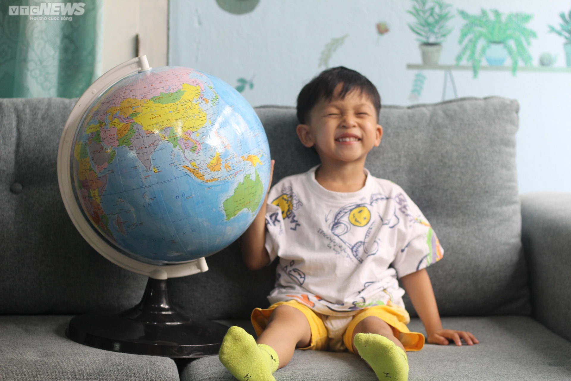 Cậu bé 3 tuổi nhớ được hơn 200 quốc kỳ, logo các đội bóng, hãng xe thế giới - ảnh 1