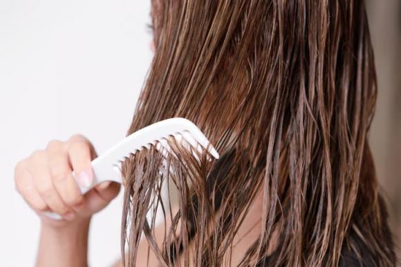Những thói quen hàng ngày gây hại cho mái tóc, hãy bỏ ngay và luôn nếu không muốn tóc rụng nhiều, hư tổn - ảnh 1