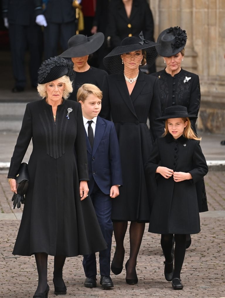 Đằng sau trang phục của Kate và Meghan trong quốc tang Nữ hoàng Anh - ảnh 6