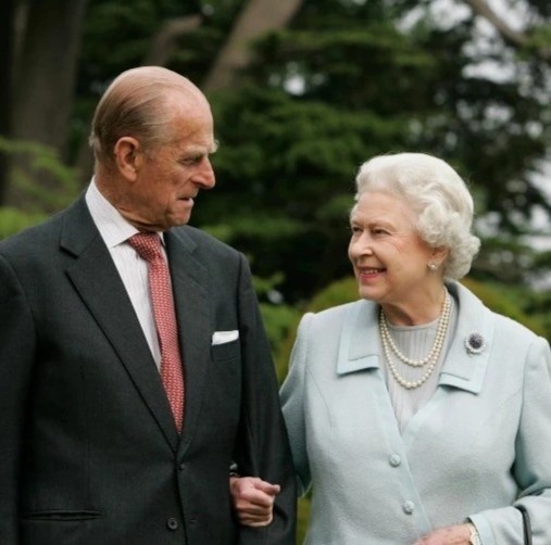 Đằng sau trang phục của Kate và Meghan trong quốc tang Nữ hoàng Anh - ảnh 11