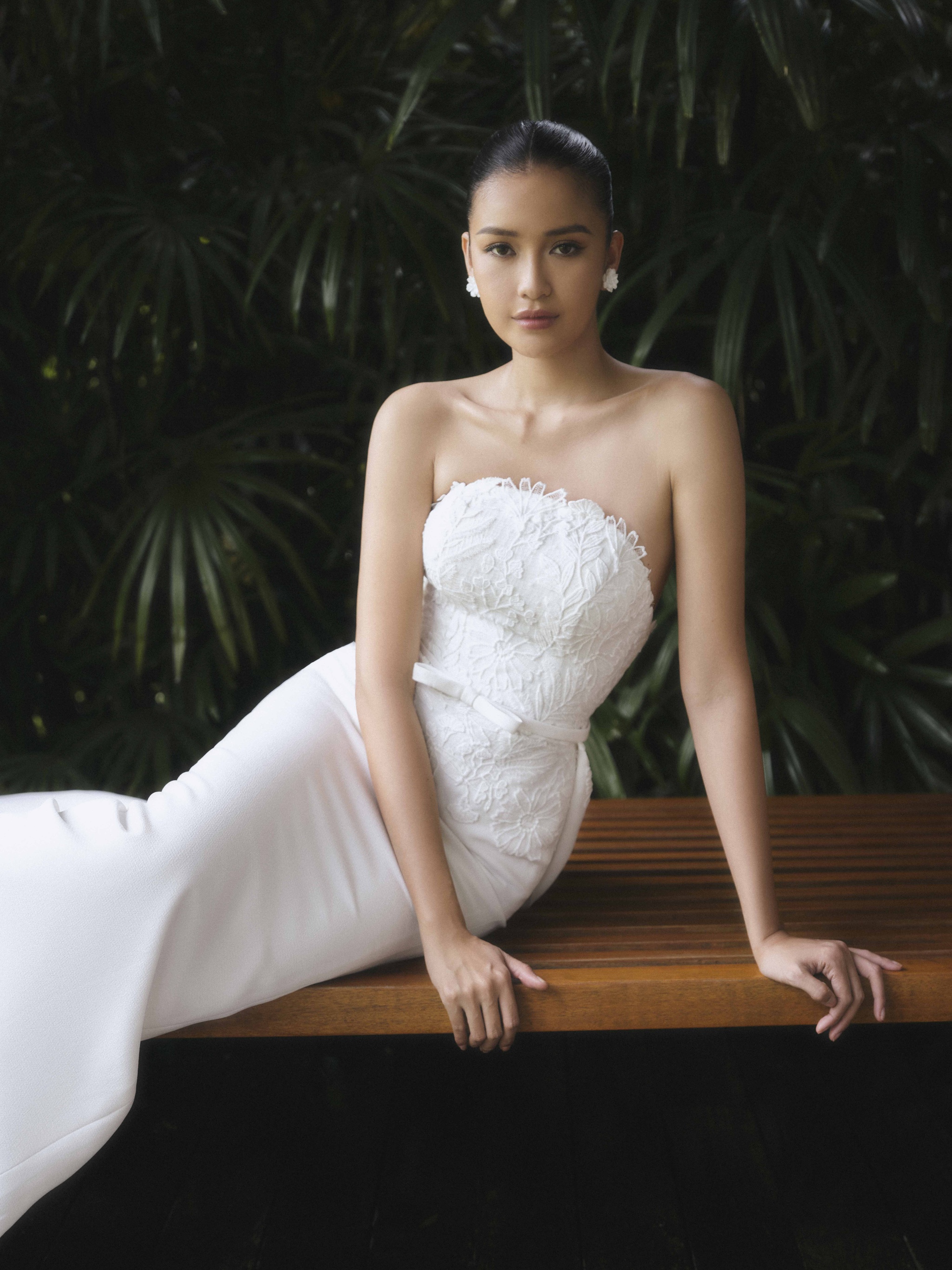 Hoa hậu Ngọc Châu quyến rũ khi mặc váy cưới - ảnh 1