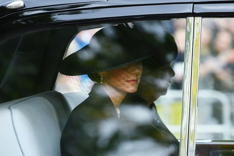 Đằng sau trang phục của Kate và Meghan trong quốc tang Nữ hoàng Anh - ảnh 2