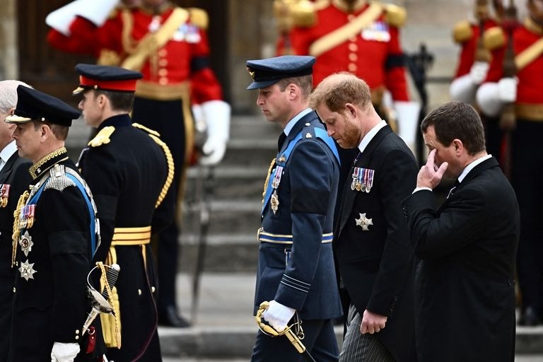 Đằng sau trang phục của Kate và Meghan trong quốc tang Nữ hoàng Anh - ảnh 7