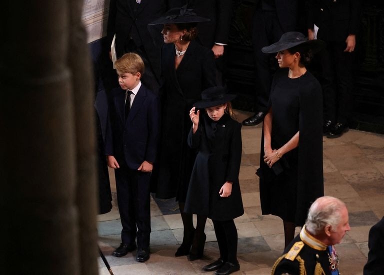 Đằng sau trang phục của Kate và Meghan trong quốc tang Nữ hoàng Anh - ảnh 1
