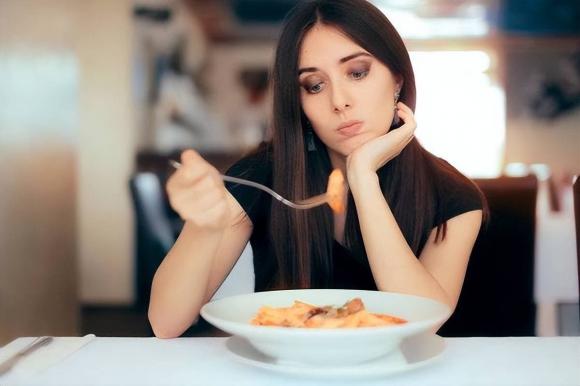 Nghiên cứu phát hiện ra rằng ăn nhiều hơn vào ban đêm không nhất thiết làm cho bạn béo? Muốn ăn tối mà không tăng cân thì phải làm tốt một điều - ảnh 1