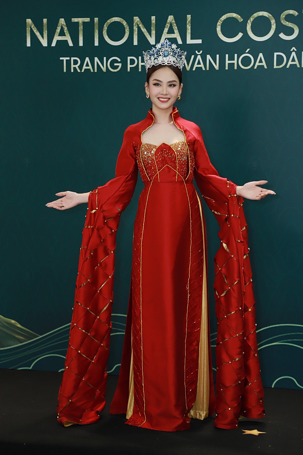 Dàn Hoa hậu Vbiz trong đêm thi trang phục dân tộc của Miss Grand Vietnam 2022 - ảnh 3