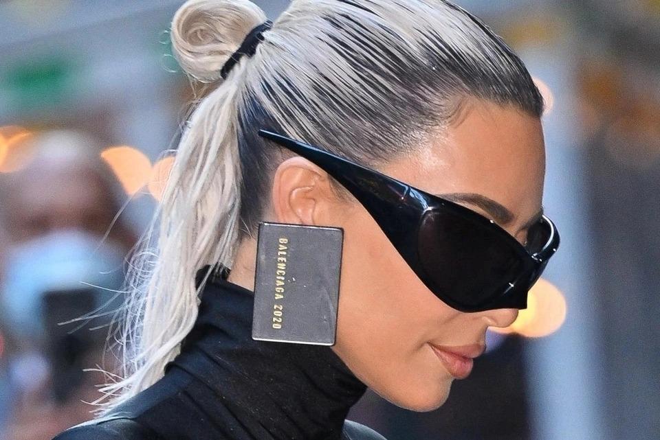 Kim Kardashian đeo bông tai hình thẻ tín dụng gây tranh cãi - ảnh 1