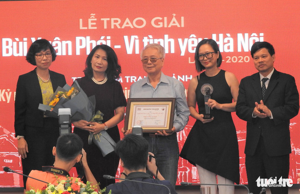 Gia đình thay mặt Phú Quang nhận Giải thưởng Lớn ''Bùi Xuân Phái - Vì tình yêu Hà Nội'' - ảnh 1