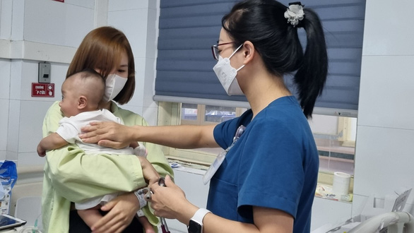 Nhiều bệnh viện ở TP.HCM, Hà Nội đang chật kín bệnh nhi nhiễm vi rút, bệnh hô hấp... - ảnh 2