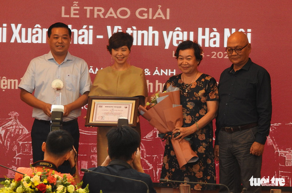 Gia đình thay mặt Phú Quang nhận Giải thưởng Lớn ''Bùi Xuân Phái - Vì tình yêu Hà Nội'' - ảnh 4
