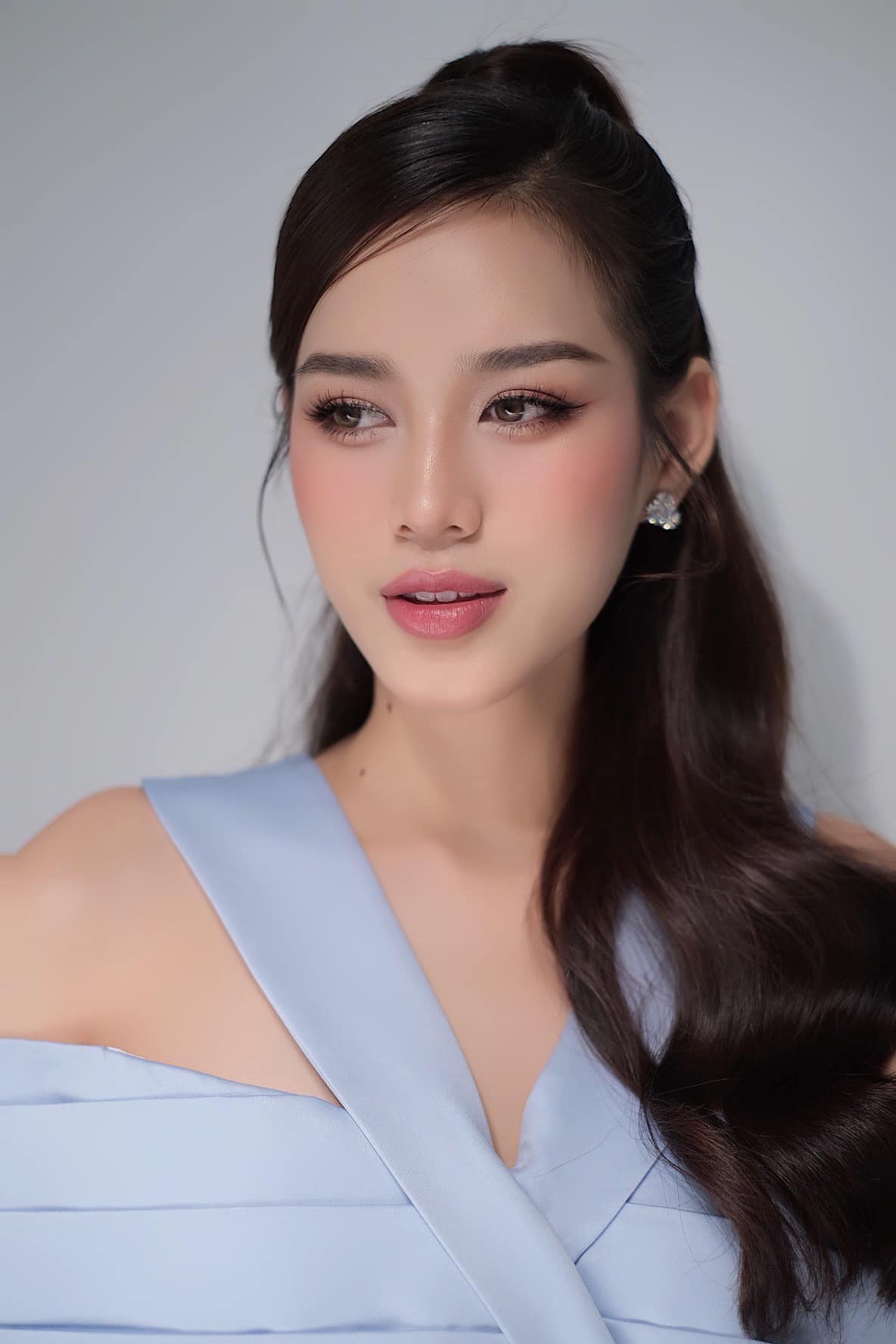Cận cảnh gương mặt đẹp hoàn hảo của Hoa hậu Đỗ Thị Hà - ảnh 3