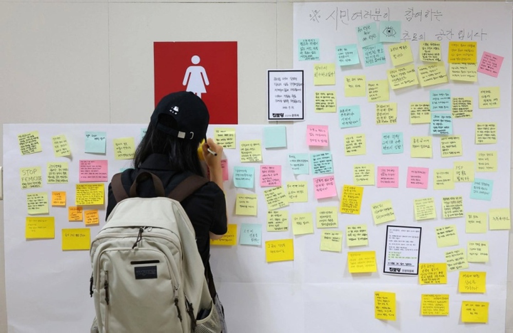 Sợ bị tấn công tình dục, phụ nữ Hàn Quốc không dám đi toilet công cộng - ảnh 2