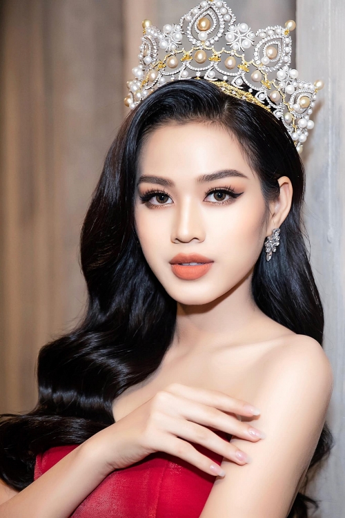 Cận cảnh gương mặt đẹp hoàn hảo của Hoa hậu Đỗ Thị Hà - ảnh 4