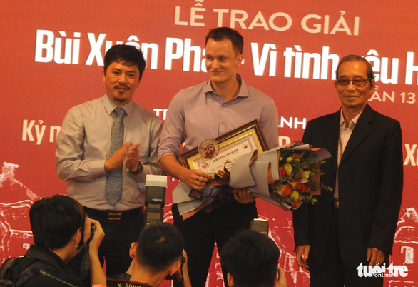 Gia đình thay mặt Phú Quang nhận Giải thưởng Lớn ''Bùi Xuân Phái - Vì tình yêu Hà Nội'' - ảnh 3